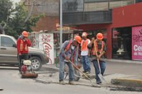 Reparan. Trabajadores de una de las empresas contratadas por Construlita realizan reparaciones en las zanjas donde introdujeron nuevas redes de alumbrado público y que tuvieron hundimientos. (Ramón Sotomayor)