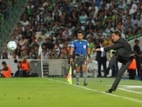 Pedro pateó el esférico hacia dentro del campo, cerca de la zona donde se encontraba el árbitro Luis Santander y el americanista Paul Aguilar. (Archivo)