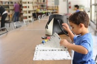 Compresión. La intención de promover la lectura desde temprana edad, es que los infantes se concentren en las letras con la menor distracción posible.