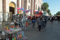 De fiesta. En una pequeña kermés se convirtió la avenida Juárez frente a la parroquia por la celebración a la Guadalupana. (GUADALUPE MIRANDA)