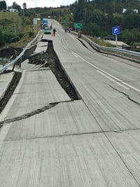 Daños en la infraestructura carretera se registraron tras el terremoto. (NOTIMEX)