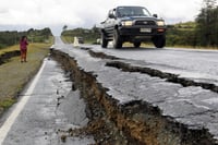Descartaron que se hayan producido víctimas fatales producto del terremoto, el que dejó daños en caminos de las regiones de Los Lagos y Aysén. (EFE)