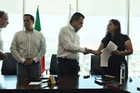 Legalmente. El alcalde Jorge Luis Morán entregó dos cheques  por pago del seguro de vida  del bombero Gustavo Muñoz. (EL SIGLO DE TORREÓN)
