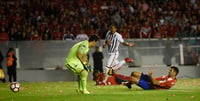 Emmanuel Gigliotti (d) de Independiente anota su gol, una semifinal de la Copa Sudamericana 2017. Independiente llega a la final