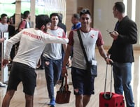 El jugador del Club Atlético Independiente Leandro Fernández (c) llega  a un hotel en Río de Janeiro, Brasil. Independiente, a romper el ayuno