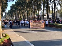 Leonardo Matus García, uno de los representantes de la Coordinadora de Escuelas Democráticas del Estado de México (Cedem) informó que desde las 07:00 de la mañana viernes arribaron a la capital mexiquense más de 2 mil personas adscritas a esta organización de los municipios de Ecatepec, Valle de Chalco, Chalco y Nezahualcóyotl. (TWITTER)