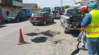 Arreglo. En estos meses se han aplicado 30 metros cúbicos de asfalto para arreglar carreteras. (EL SIGLO DE TORREÓN)