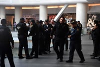 El hombre que accionó un arma de fuego en la plaza comercial ubicada en Paseo de la Reforma 222 había estado tres veces en el Reclusorio por robo y su estado de salud es estable pero grave. (ARCHIVO)