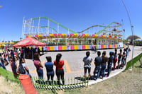 Fallas. Tras el incidente que se presentó el domingo, el lunes ya no se permitió el funcionamiento de la montaña rusa. (EL SIGLO DE TORREÓN)