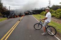 Detenidos. Lava circula por una carretera en Leilani Estates, Pahoa. Cientos de personas fueron evacuadas de la zona. (AP)