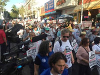 Memoria. Ayer con camisetas blancas, pancartas y con el texto 'justicia Javier Valdez', activistas, artistas, familiares, y miembros de organismos nacionales del periodismo, marcharon para exigir el esclarecimiento del asesinato del cofundador del Semanario Río Doce, a un año de su asesinato. (EL UNIVERSAL)