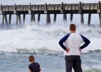 'Alberto' como tormenta subtropical tocó tierra cerca de Laguna Beach, en el noroeste de Florida, el lunes y sigue su camino tierra adentro con inundaciones repentinas potencialmente mortales. (AP)