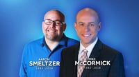 Labor. Aaron Smeltzer y Mike McCormick  murieron luego que el vehículo en que viabajan para cubrir la tormenta fue aplastado por un árbol. (TWITTER)