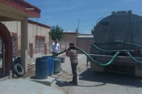 Servicio. En pipas llevaban agua a los afectados. (EL SIGLO DE TORREÓN/MARY VÁZQUEZ)