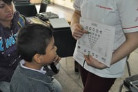 Niños. Manejan programas de mejora de visión, pero también buscan atender las necesidades de personas en situaciones difíciles. (EL SIGLO DE TORREÓN)
