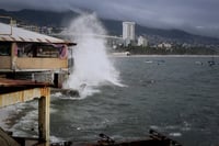 Preparados. Se espera que hoy las costas de Jalisco, Nayarit, Colima y Michoacán se verán afectadas por fuertes lluvias. (EFE)