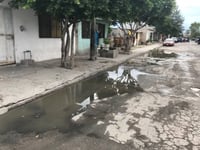 Bloqueo. Vecinos piden solución al brote de aguas negras. (EL SIGLO DE TORREÓN)