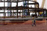 La menor canalización de recursos para obras, infraestructura o bienes de capital desinfló la inversión pública en el gasto total, al reducirse de 23.4% al inicio del sexenio de Peña Nieto a sólo 16.9% el presente año, el nivel más bajo desde 2007. (ARCHIVO)
