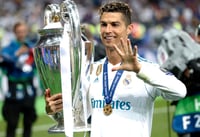 El portugués Cristiano Ronaldo, entonces con el Real Madrid, posa con el trofeo tras conquistar la Liga de Campeones con el club español.