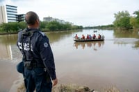 Apoyo. Elementos de rescate y policías municipales intensificaron ayer la búsqueda de personas desaparecidas. (EFE)