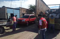 Labores. En la colonia La América se limpiaron los patios de las viviendas y recolectaron 8 toneladas de basura. (EL SIGLO DE TORREÓN)