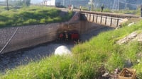 La camioneta terminó al interior del canal Sacramento de Gómez Palacio. (EL SIGLO DE TORREÓN) 