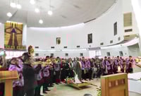 Fieles acuden a la parroquia de San Judas Tadeo a celebrar su día. (VERÓNICA RIVERA) 