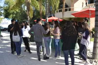 Feria. Exponen productos y alimentos elaborados con orégano que se obtiene en la región. (EL SIGLO DE TORREÓN)