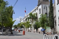 Atienden. El recurso donado proviene de las arcas municipales y es para que sigan estudiando. (EL SIGLO DE TORREÓN)