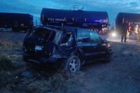 Saldo. La camioneta quedó prácticamente destrozada y afortunadamente la mujer sobrevivió.