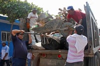 Iniciará Prevención Social una intensa campaña de descacharrización en todos los ejidos de Gómez Palacio, con la finalidad de seguir con el combate del dengue y evitar más casos. (EL SIGLO DE TORREÓN)