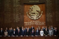 Recuerda. Andrés Manuel López Obrador (al centro), encabezó en el Teatro de la República la ceremonia por el 102 aniversario de la promulgación de la Constitución Política de los Estados Unidos Mexicanos. (EL UNIVERSAL)