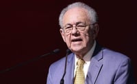 Sin mostrar documento alguno, el Secretario de Comunicaciones y Transportes, Javier Jiménez Espriú, aseguró ayer por la mañana haber cedido a su hijo las acciones de la compañía Houston Relais Real Estate Inc. propietaria de un departamento de 6.6 millones de pesos en Houston. (ARCHIVO)