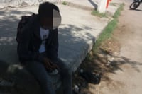 Fueron los vecinos de la colonia Filadelfia quienes alertaron a las autoridades sobre el joven indocumentado que cayó del tren donde viajaba rumbo a la frontera norte del pási.