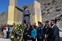 Autoridades, habitantes de Congregación Hidalgo y estudiantes se reunieron en la Cueva del Tabaco para conmemorar natalicio. (EL SIGLO DE TORREÓN/EDITH GONZÁLEZ)