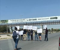 Con pancartas y letreros exigieron principalmente que la rectoría 'ponga fin' a la huelga. (EL SIGLO DE TORREÓN) 