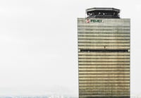 Petróleos Mexicanos (Pemex) redujo sensiblemente la estimación sobre los ahorros que se van a obtener en el año por la estrategia de combate al mercado ilícito de combustible. (NOTIMEX)