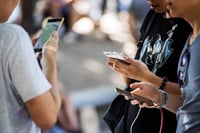 Al primer trimestre de este año, cada usuario consumió en promedio dos mil 066 MB al mes, 99.3 % más de lo reportado en 2018. (ARCHIVO)