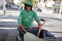 Los trabajadores de PASA recorren las calles de la ciudad bajo altas temperaturas.