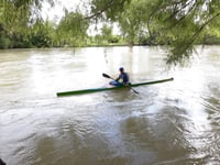 El caudal del Río Nazas es generoso este año y eso ha permitido a Sergio Vázquez Rivas, desempeñarse al máximo y colocarse con gran ventaja en el liderato de la categoría estelar, la de Clasificados K1. (ESPECIAL)
