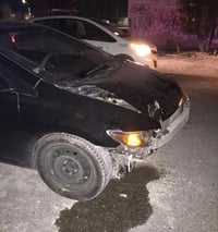 El auto siguió con su trayectoria hasta chocar con su parte frontal en la base de una luminaria. (EL SIGLO)