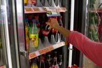 El objetivo es inhibir el consumo de esos productos, pues generan altos costos de atención en el sector salud y 'en baja de productividad por enfermedades asociadas'. (ESPECIAL)