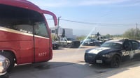 Los operadores del transporte público federal fueron detenidos en Castaños, cuando trasladaban en la unidad a su cargo a 43 inmigrantes centroamericanos. (EL SIGLO COAHUILA)