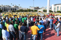 Taxistas protestan en la Plaza Mayor de Torreón