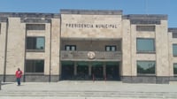 Tras la revisión del inmueble y descartarse la presencia de algún explosivo en el inmueble, se permitió el reingreso de los trabajadores municipales. (ARCHIVO)