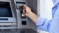En el marco del Día Nacional del Adulto Mayor, que se celebra este 28 de agosto, la Comisión Nacional para la Protección y Defensa de los Usuarios de Servicios Financieros (Condusef) resaltó que adoptar medidas de seguridad es clave para prevenir posibles fraudes. (ARCHIVO)