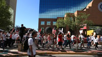  Ciudad Juárez, en México, y El Paso, en Estados Unidos, que hasta 1848 eran la misma urbe mexicana dividida por un río, siguen compartiendo familias que viven a ambos lados, pero no las mismas oportunidades. (ARCHIVO)