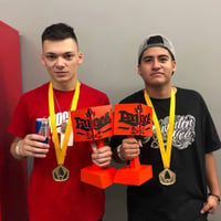 Talento. Cacha y Dominic mostrando su triunfo en el evento Pangea, celebrado en Ciudad de México. (CORTESÍA / Red Bull Batalla de los Gallos)