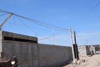 En la colonia se observan unos postes de concreto, pero no cuentan con el tendido eléctrico y las familias siguen 'colgadas'. (EL SIGLO DE TORREÓN/MARY VÁZQQUEZ)