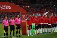 Los jugadores albaneses se quedaron estupefactos al no escuchar el himno de su país, sino el de Andorra. (AP)